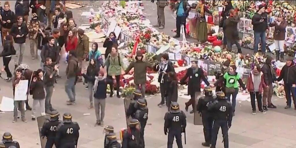 29/11/15 Διαδηλωτές περιφρουρούν το αυτοσχέδιο μνημείο των θυμάτων της τρομοκρατικής επίθεσης στο Παρίσι από τα ΜΑΤ.